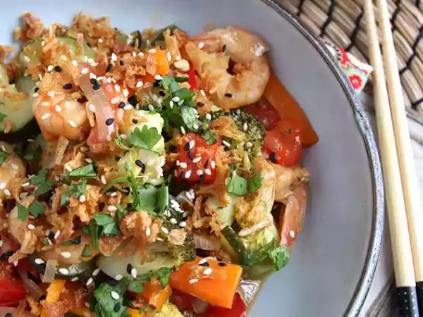 Receita Wok de legumes e camarões
