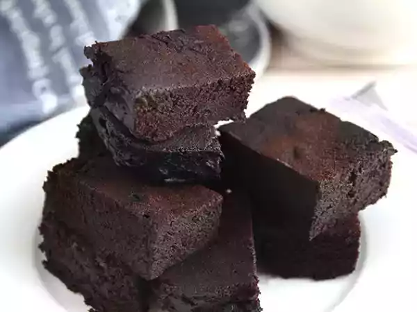 Receita Bolo de chocolate sem ovos, sem leite e sem forno