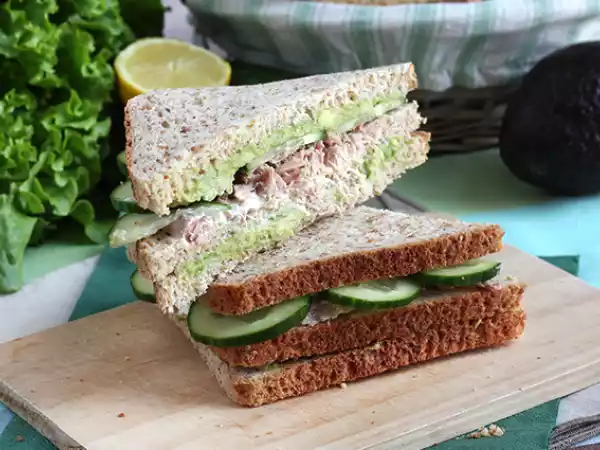 Receita Club sandwich de atum e abacate