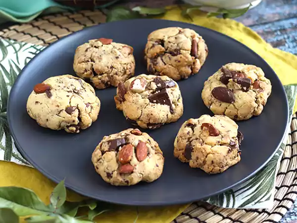 Receita Cookies de chocolate com amendoim e amêndoas