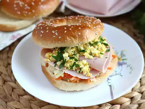 Receita Sanduíche com peito de peru, salada e ovo