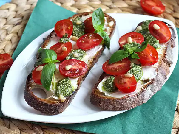 Receita Bruschetta com queijo, pesto e tomate cereja