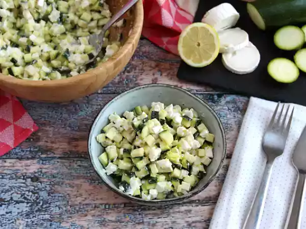 Receita Salada de curgete (abobrinha), queijo cabra e limão