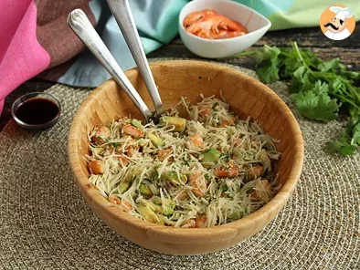 Receita Salada asiática (bifum, camarões, abacate, ovo e coentro)