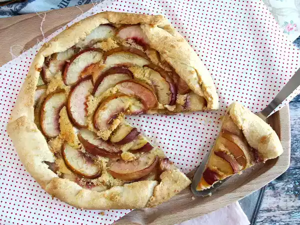 Receita Tarte rústica de pêssego e alecrim
