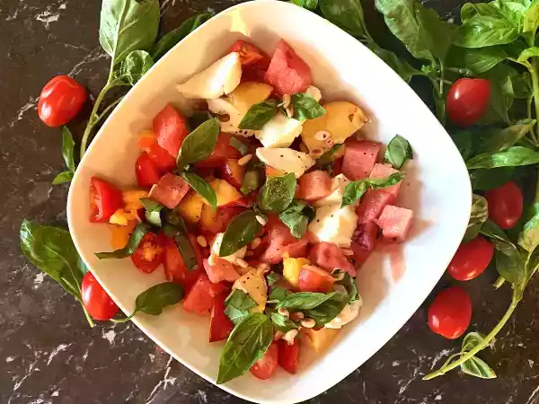 Receita Salada vermelha (melancia, tomate e nectarina)