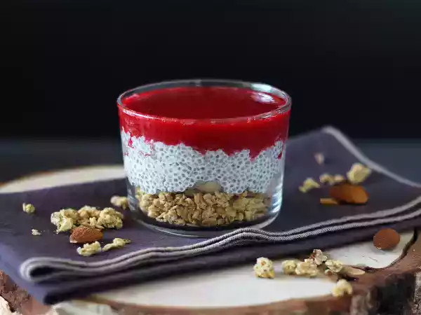 Receita Pudim de chia, leite de coco, framboesa e granola