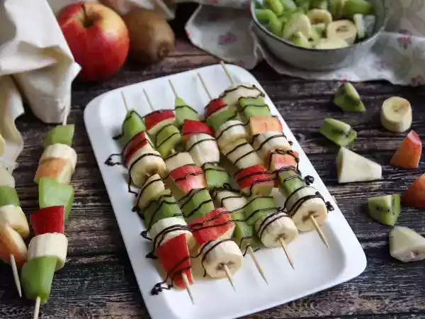 Receita Espetos de salada de fruta com chocolate!