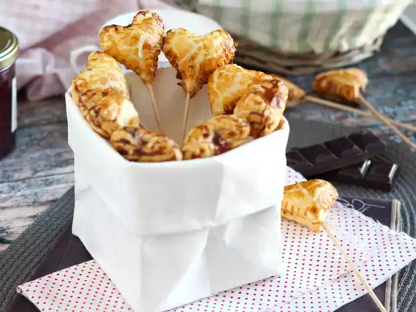 Receita Folhados de coração com recheio de framboesa e chocolate. são chamados também de pie pops