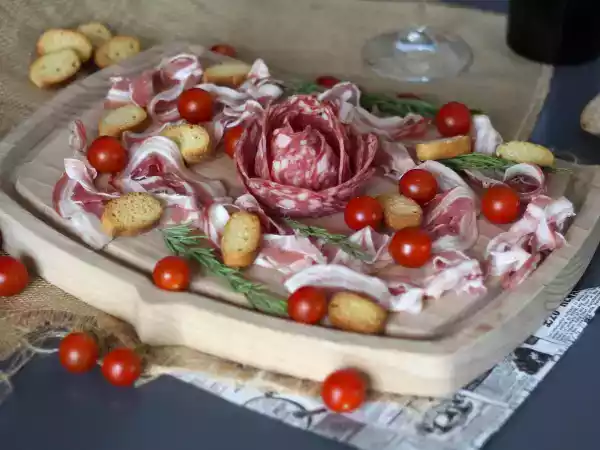Receita Como criar uma tábua de embutidos decorada em forma de rosa?