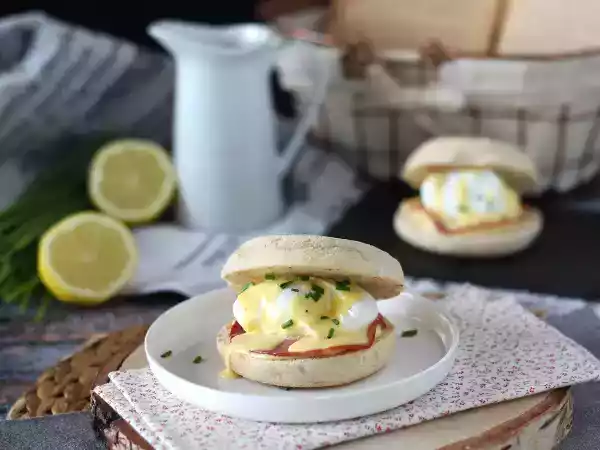 Receita Ovos benedict (ovos beneditinos): a famosa receita dos filmes servidos no café da manhã