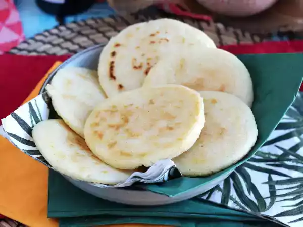 Receita Arepas venezuelas: pão de farinha milho, sem glúten