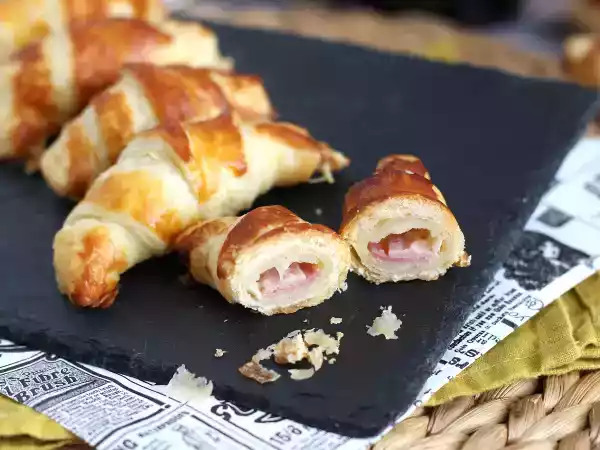 Receita Mini croissants recheados com béchamel, queijo e presunto