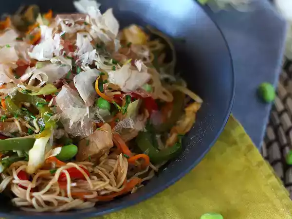 Receita Yakisoba com legumes e carne de porco