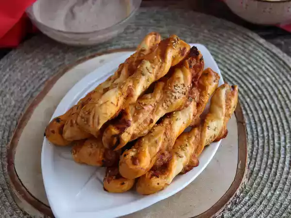 Receita Torcidos folhados e recheados com pesto e queijo mozzarella