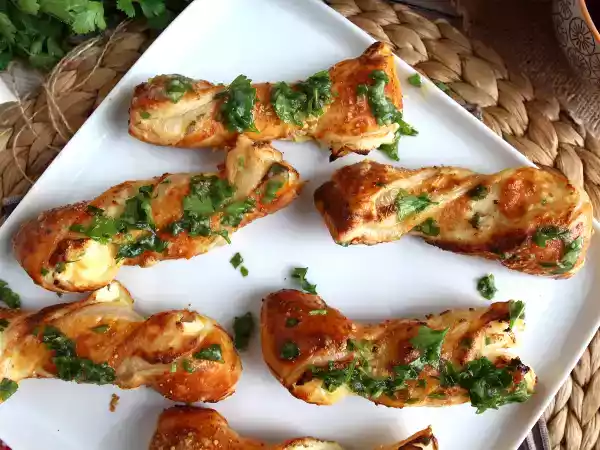 Receita Torcidos folhados com queijo, versão gourmet!