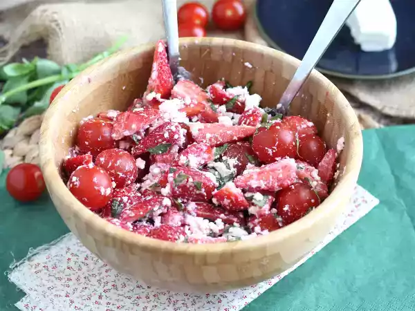 Receita Salada de morango, tomate, queijo feta e manjericão
