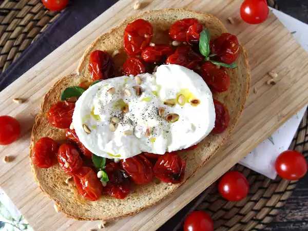Receita Bruschetta de tomates assados e queijo burrata