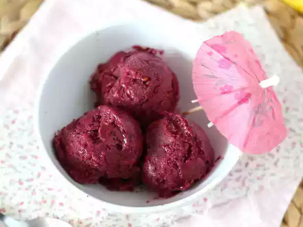 Receita Sorvete vegano de banana e frutas vermelhas. sem adição de açúcar.