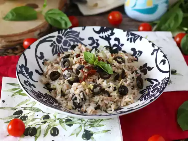 Receita Salada de arroz mediterrânea com atum, azeite, tomate seco e limão