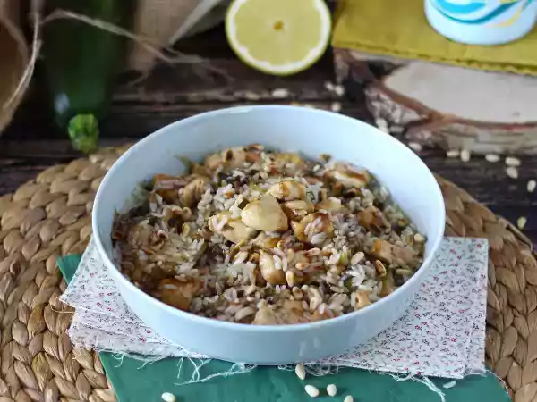 Receita Salada de arroz com frango, curgete (abobrinha) e pinhões