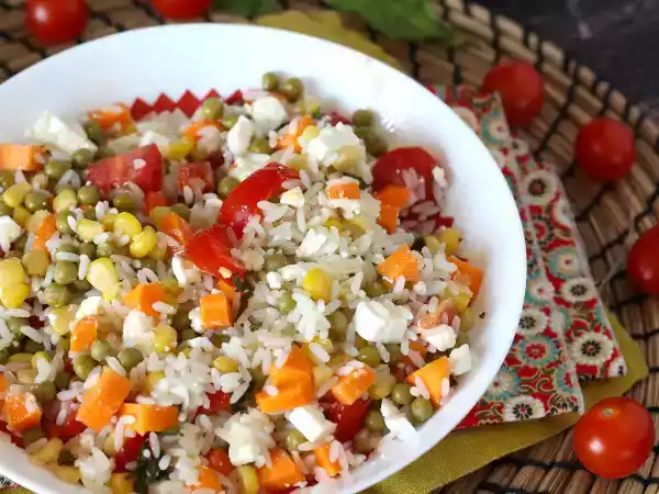 Receita Salada de arroz vegetariana: queijo feta, milho, cenoura, ervilha, tomate cereja e hortelã