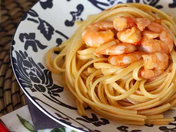 Receita Espaguete com camarão, tomate cereja e manjericão