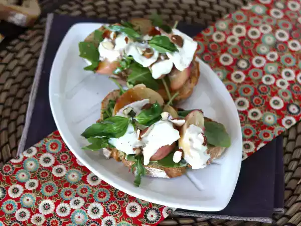 Receita Bruschetta de burrata, rúcula e pêssego assado
