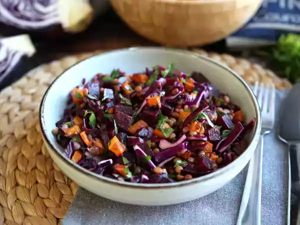 Receita Salada mista de lentilhas, abóbora, beterraba e couve (fonte de nutrientes)