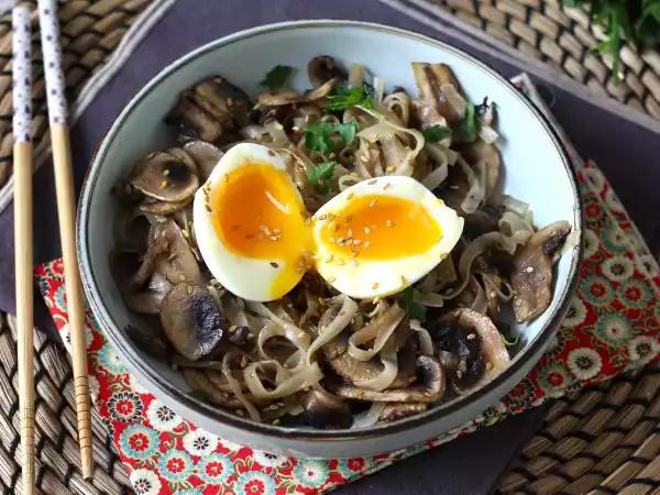 Receita Macarrão de arroz com cogumelo e ovo