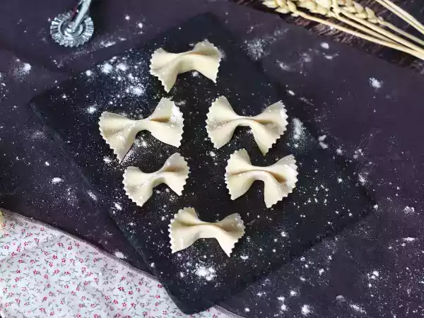 Receita Como fazer o macarrão farfalle (gravatinha) em casa?