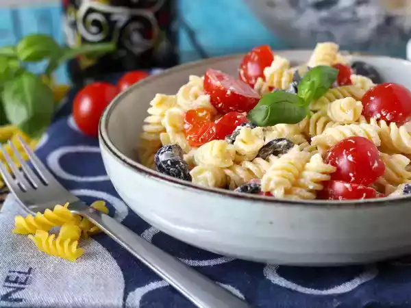 Receita Salada de macarrão cremosa pronta em 10 minutos!