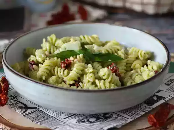 Receita Salada de macarrão com pesto de curgete (abobrinha), mozzarella e tomate seco