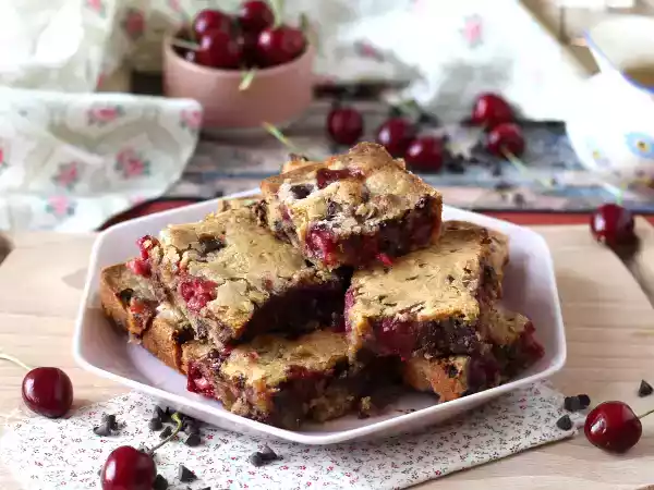 Receita Blondie de cereja e chocolate, um bolo croquante e macio ao mesmo tempo!