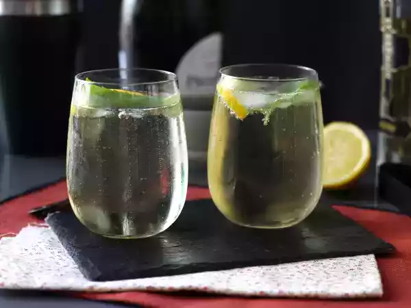 Receita Spritz st-germain, feito com licor de flor de sabugueiro