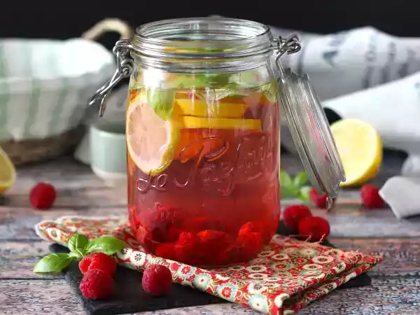 Receita Água aromatizada caseira, feita com limão, manjericão e framboesa!