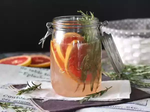 Receita Água aromatizada com toranja e alecrim, uma bebida detox.