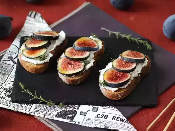Receita Bruschettas de figo, queijo de cabra, mel e alecrim