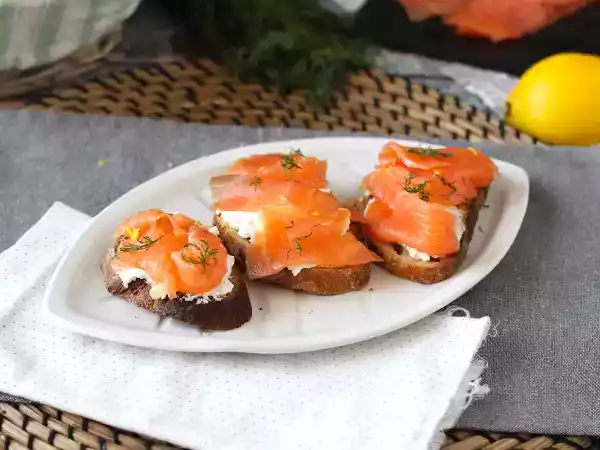 Receita Tostas (torradinhas) de queijo de cabra e salmão defumado