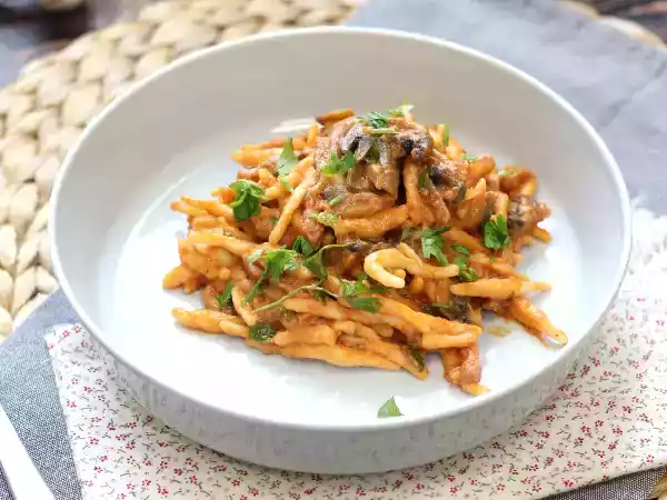 Receita Trofie ao molho boscaiola, receita italiana feito com bacon, cogumelos e creme de leite