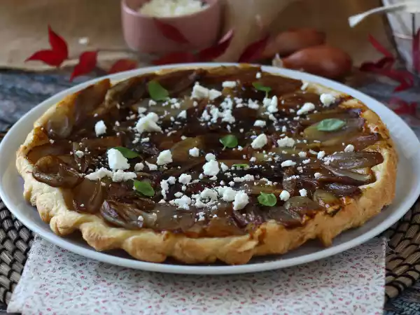 Receita Torta invertida de chalota caramelizada com queijo feta