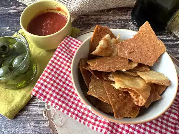 Receita Crostini, o aperitivo de parmesão bem crocante