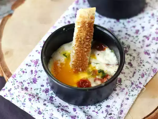 Receita Ovo com queijo de cabra e tomate seco na air fryer!