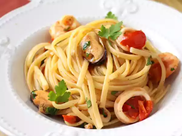 Receita Macarrão com frutos do mar, um prato delicioso e rápido a preparar!