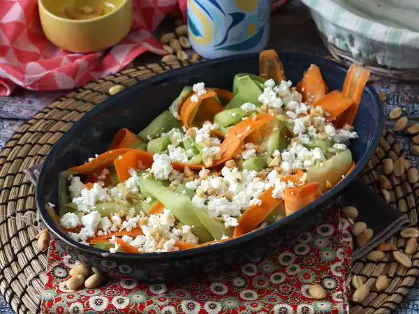 Receita Salada de tagliatelle de legumes com molho de amendoim
