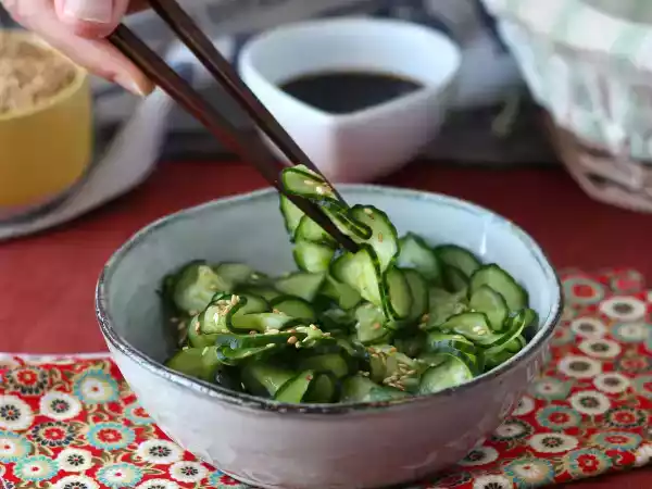 Receita Sunomono, a refrescante salada de pepino japonês