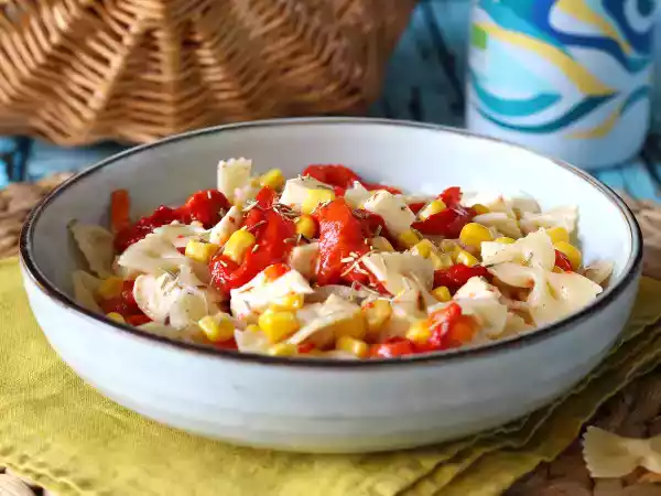 Receita Salada de macarrão com pimento, milho e queijo mozzarella
