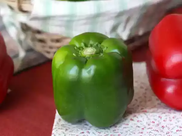 Receita Como tirar a pele do pimentão cru?