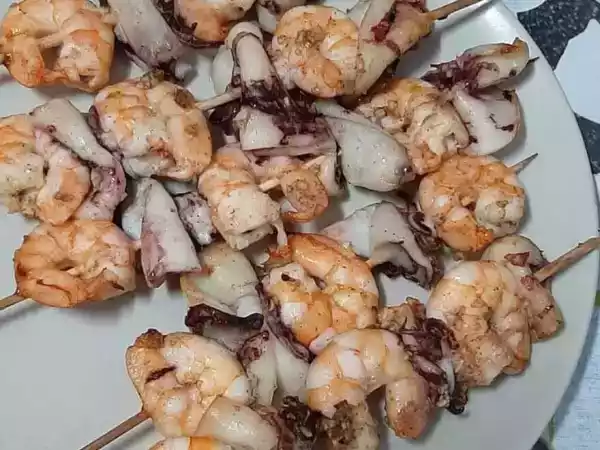 Receita Airfryer - espetadas de lulas com camarão