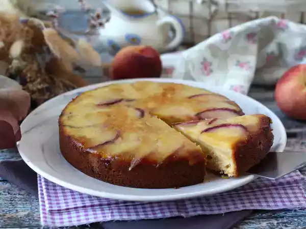 Receita Bolo de pêssego invertido e caramelizado